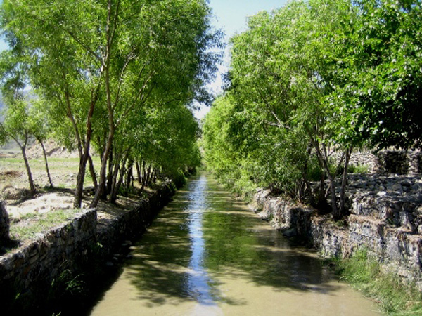 アフガニスタン 干ばつの大地に用水路を拓く